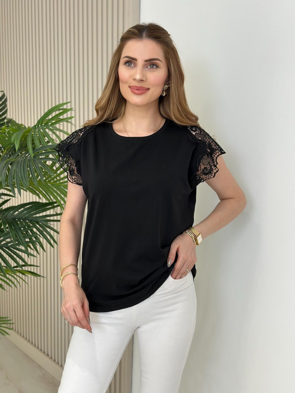 Kolları Güpürlü Likralı Rahat Kalıp Tshirt Siyah