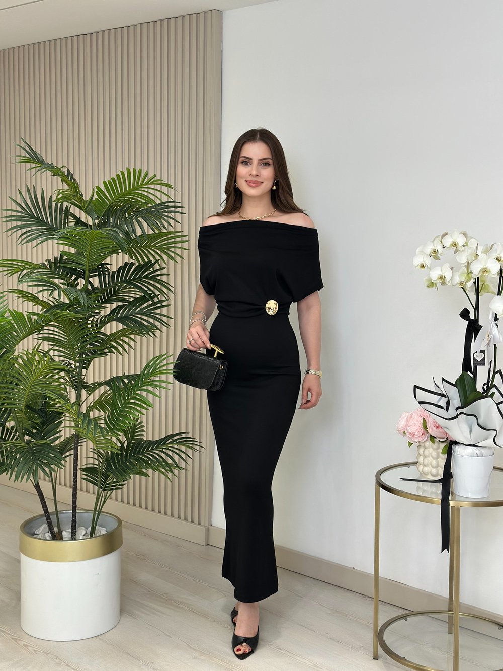 Madonna Yaka Beli Broşlu Modal Kumaş Elbise Siyah