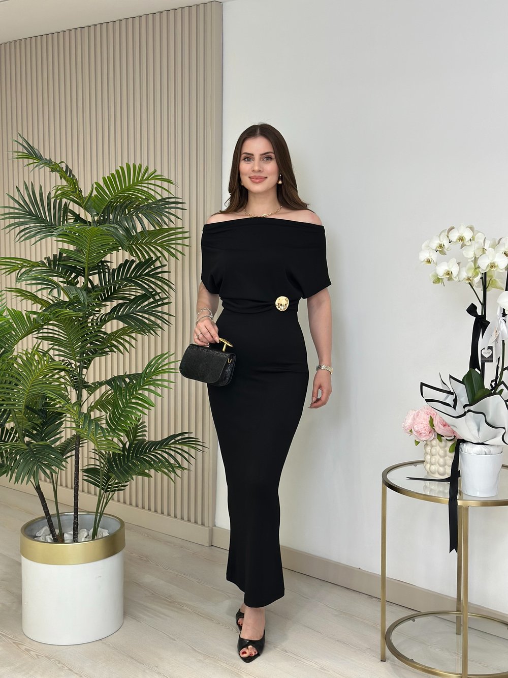 Madonna Yaka Beli Broşlu Modal Kumaş Elbise Siyah