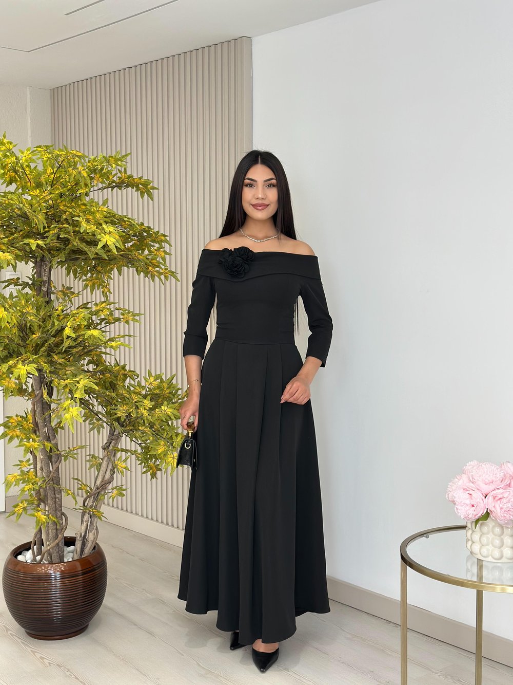Madonna Yaka Broşlu Kloş Elbise Siyah
