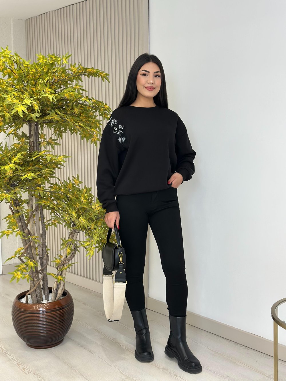 Omzu Boncuk Nakışlı Sweatshirt Siyah 
