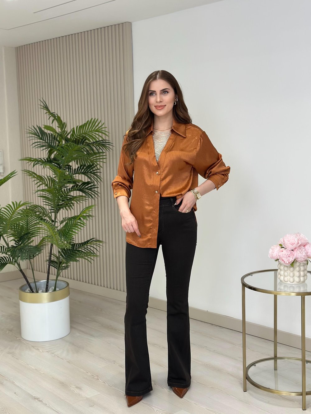 Yakası Boncuk Detaylı Saten Gömlek Tarçın