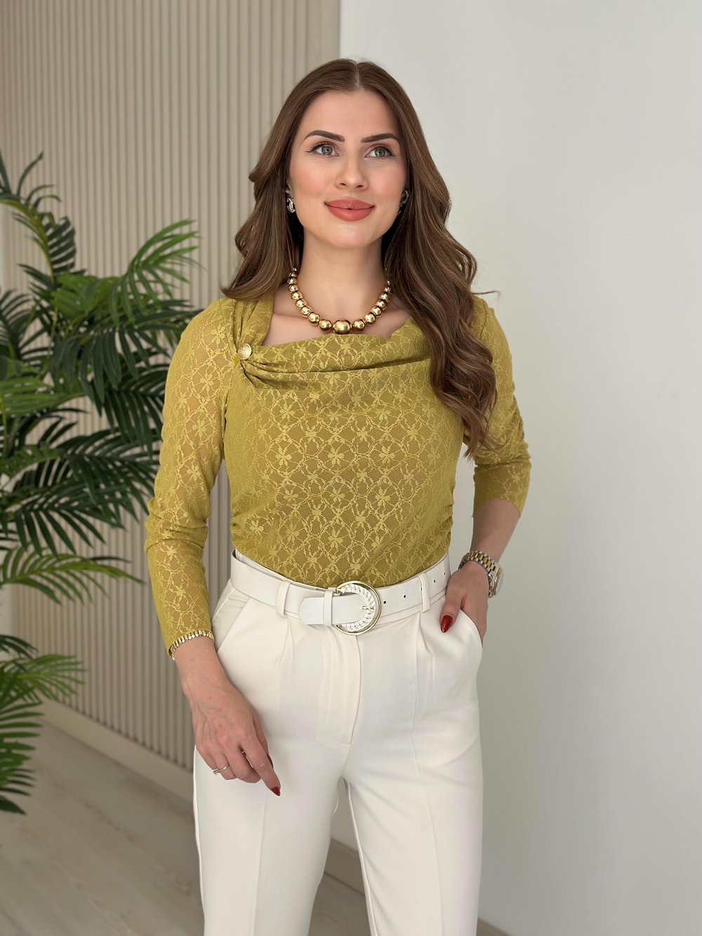 Yakası Düğme Detaylı Güpür Bluz Yağ Yeşili