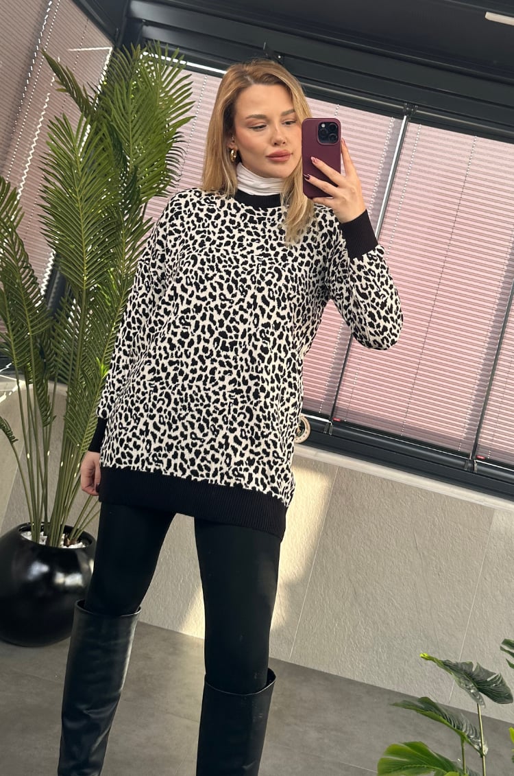 Beyaz Leopar Desenli Yarı Boğazlı Oversize Kazak