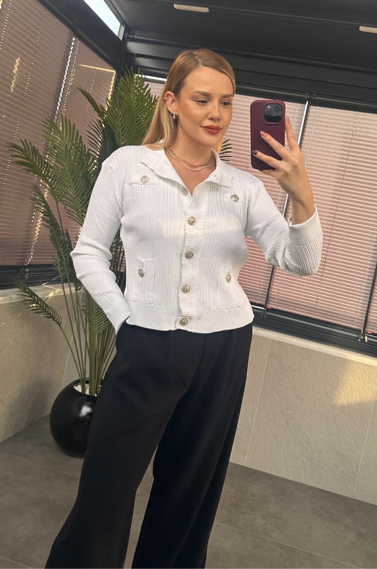 Gümüş Düğmeli Cep Detaylı Fitilli Beyaz Triko 