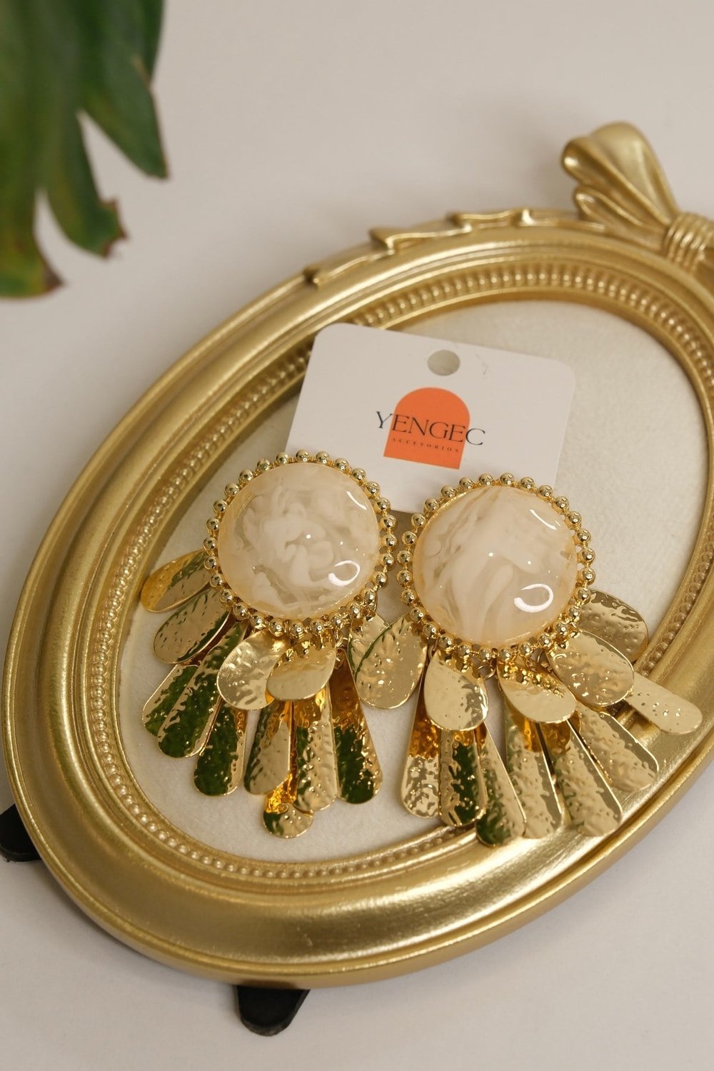 Doğal Taşlı Gold Sallantılım Beyaz Küpe