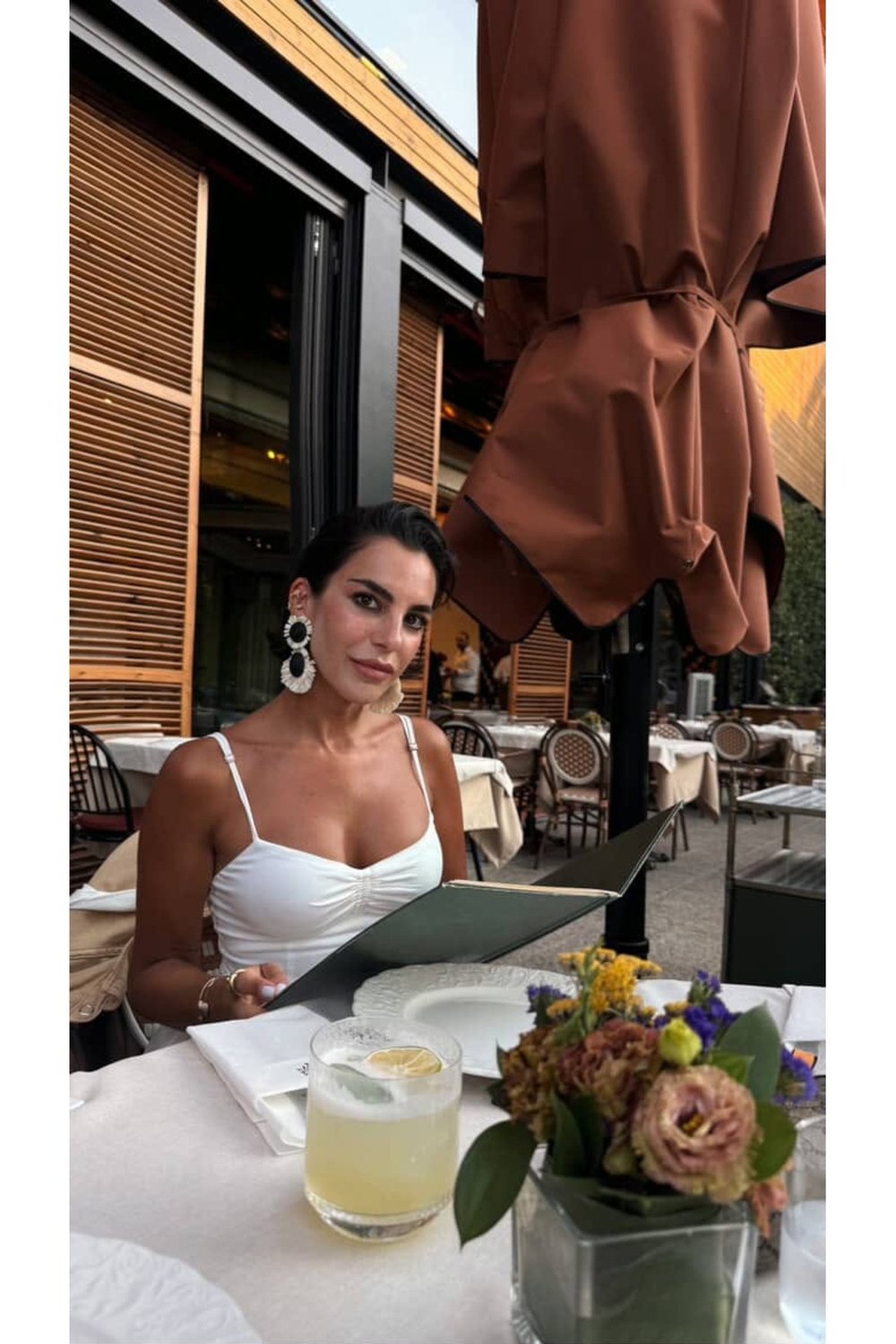 Siyah ve beyaz sallantılı hasır çiçek küpe
