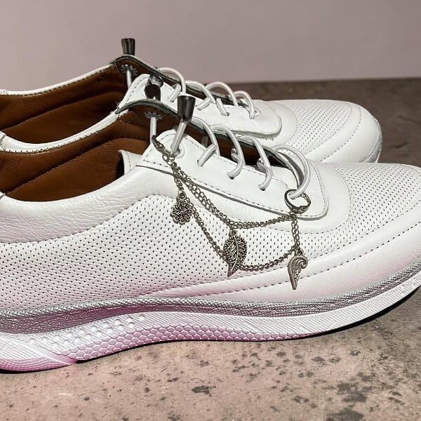Çiçek ve Yaprak Motifli Zincir Detaylı Ayakkabı Charmi – Sneaker Süsleme Aksesuarı