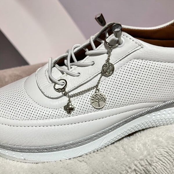 Yonca & Hayatağacı Figürlü Zincir Detaylı Ayakkabı Charmi – Sneaker Süsleme Aksesuarı