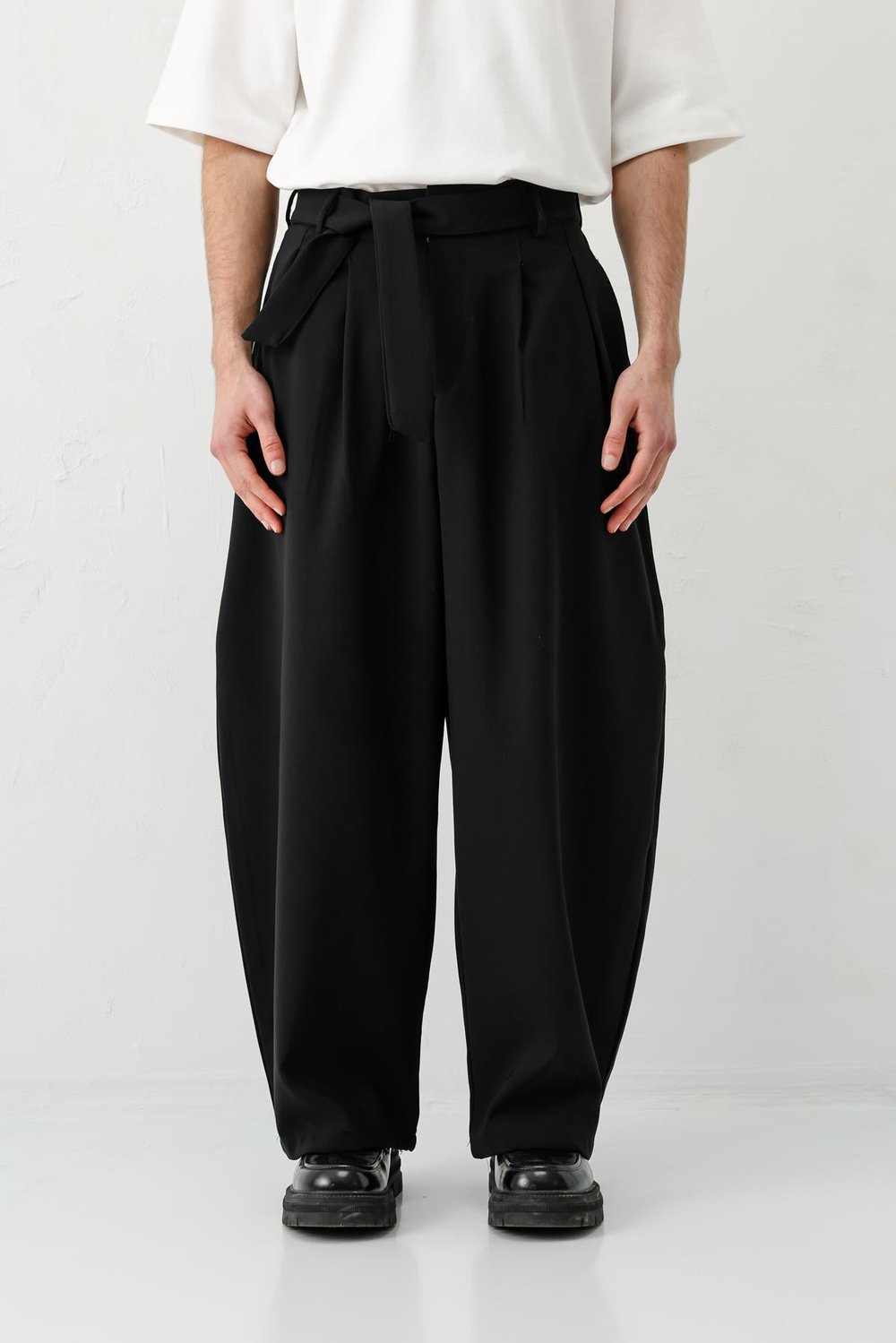 Barrel Fit Tailored Fit Kemerli Pantolon Siyah