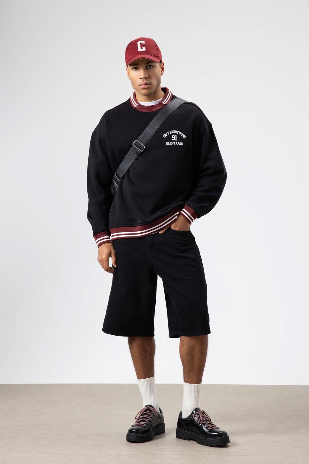 Oversize Yaka Nakış Detaylı Sweatshirt Siyah