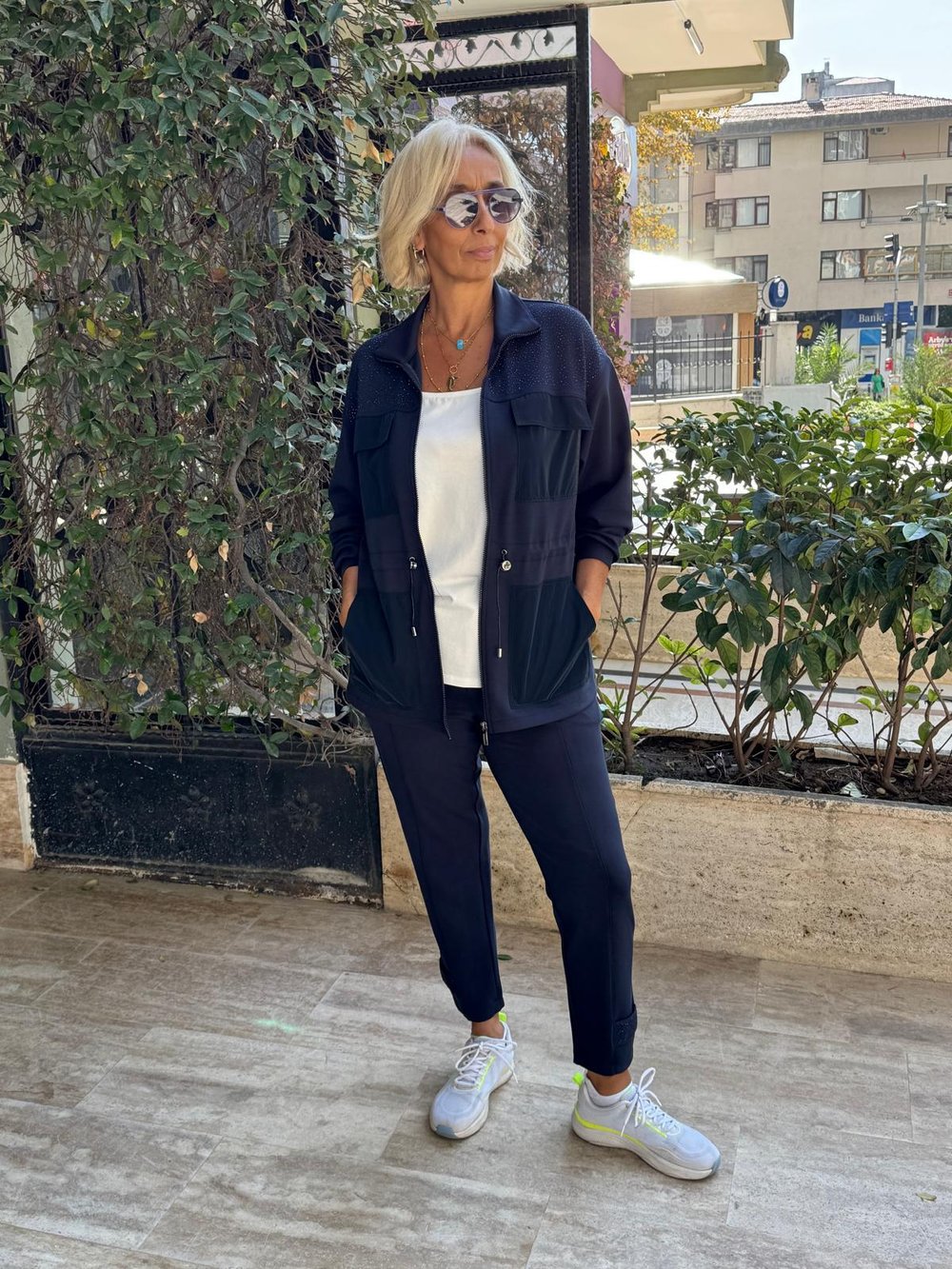 Ön Robası Taşlı Beli Bağlamalı Fermuarlı Mont