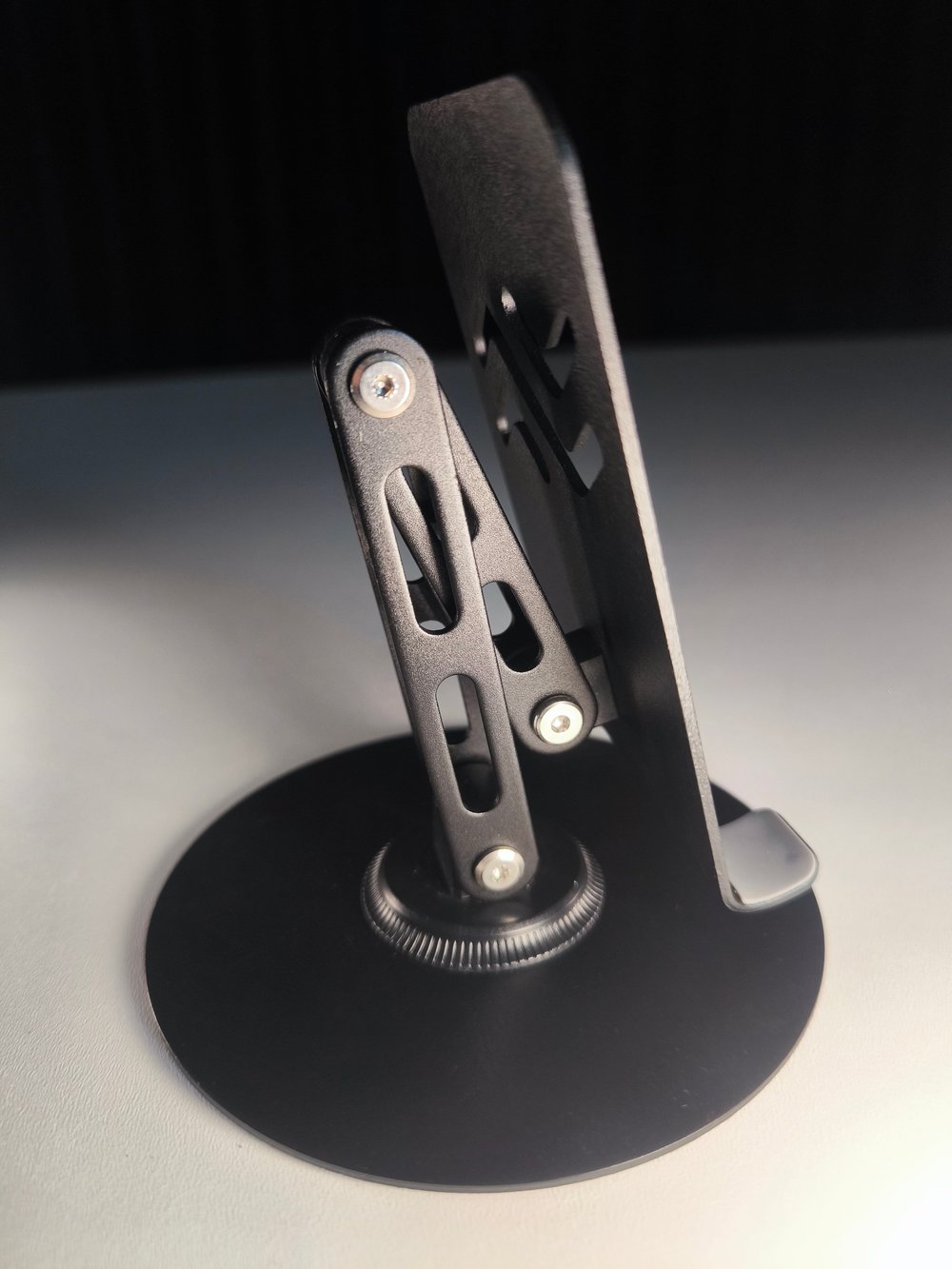 Karbon Çelik Masaüstü Telefon Standı | Katlanabilir, Kaymaz Tabanlı, Dayanıklı Gövde, Tüm Telefonlarla Uyumlu (L-015)
