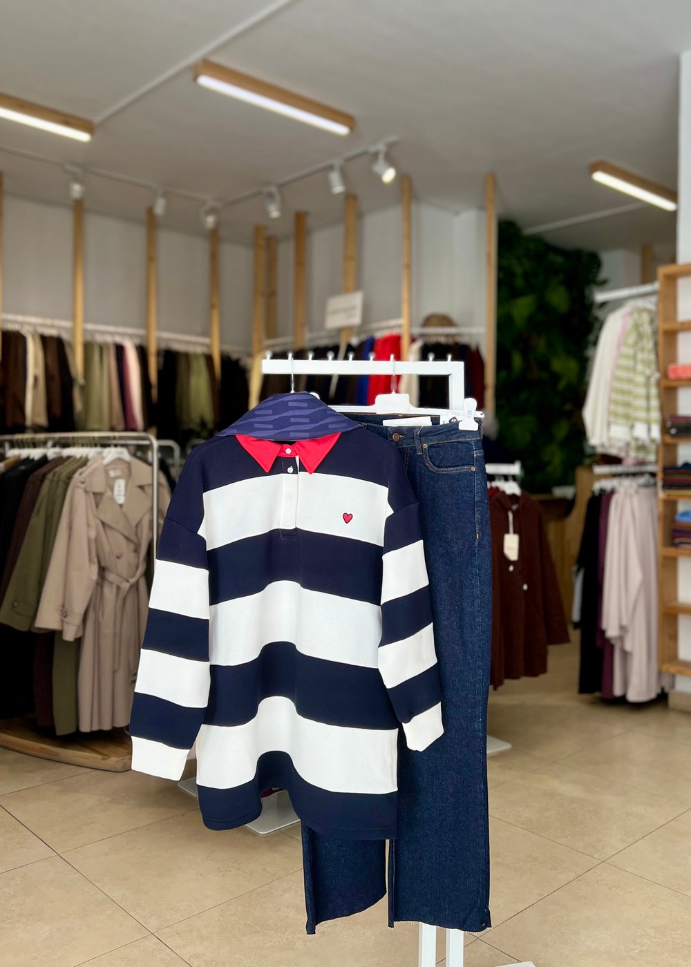 NAKIŞ DETAYLI ÇİZGİLİ SWEATSHİRT