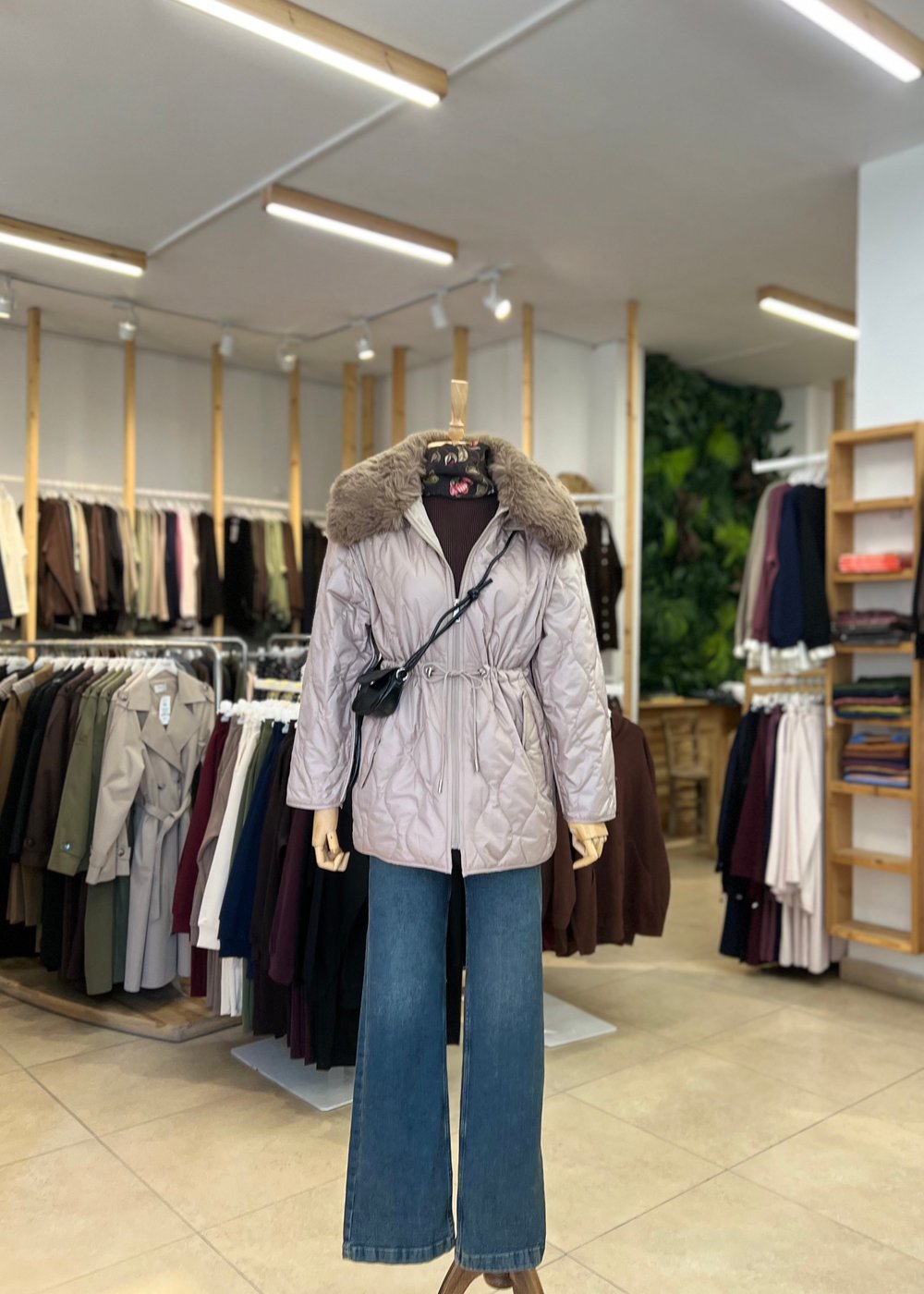 YAKASI PELUŞLU KAPİTONE MONT