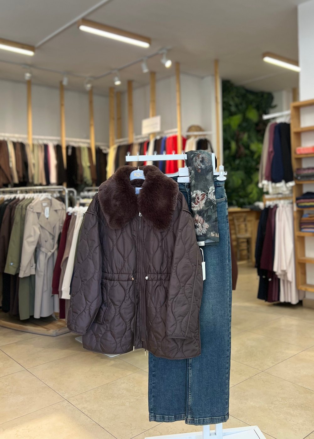 YAKASI PELUŞLU KAPİTONE MONT