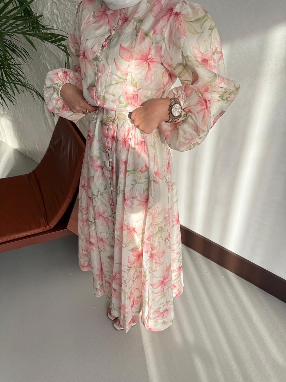 Çiçekli kemerli şifon elbise pembe