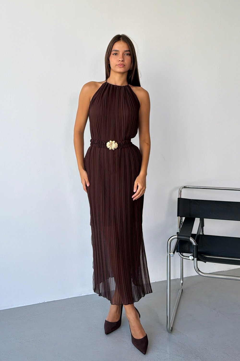 Kahverengi Halter Yaka Pliseli Kemer Detaylı Astarlı Midi Elbise