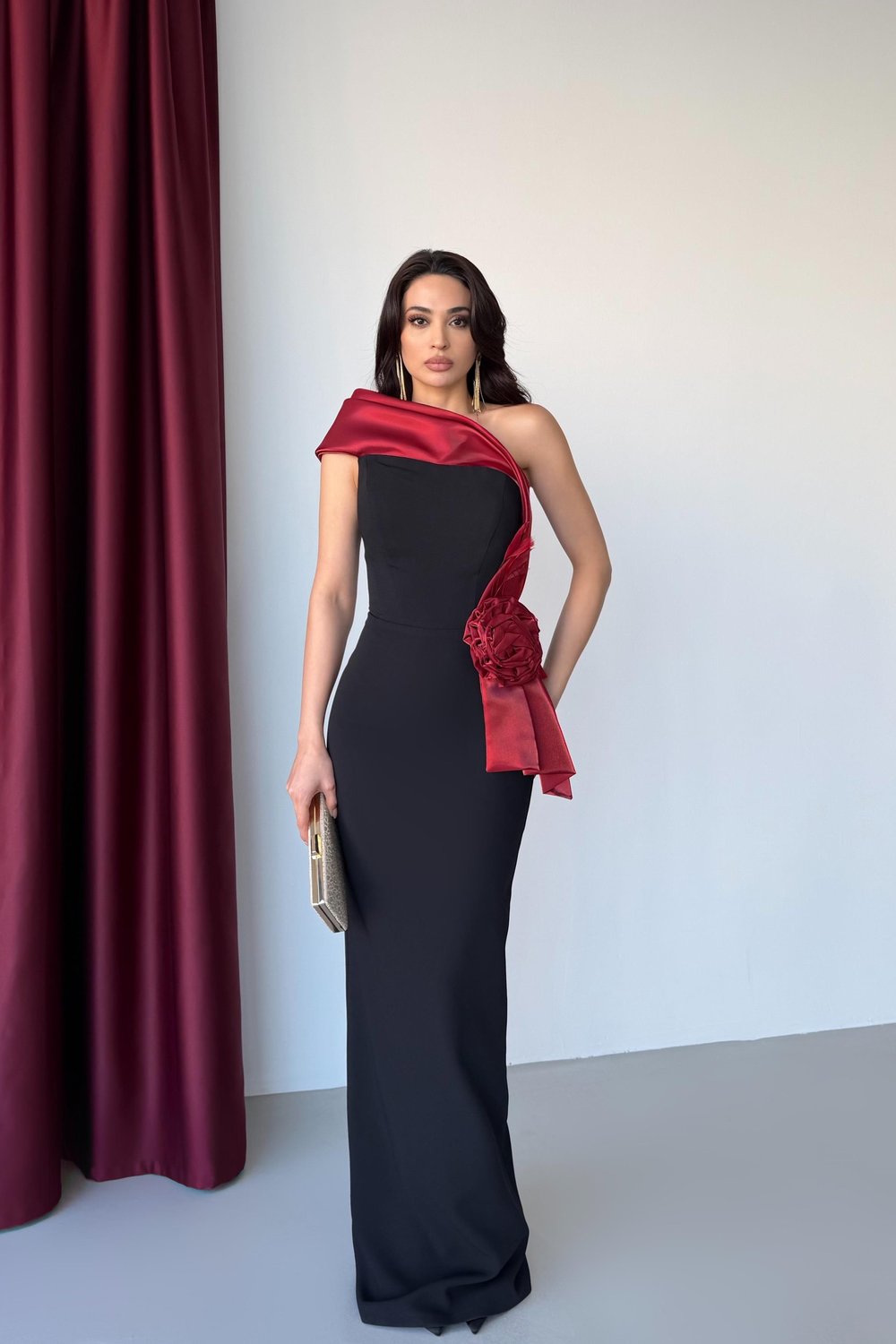 Bordo Şeritli Tek Omuz Gül Detaylı Abiye Elbise