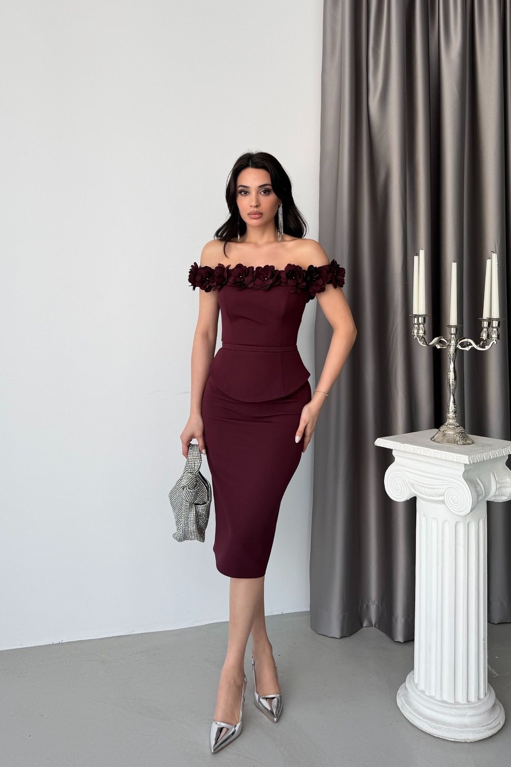 Bordo Kayık Yaka Çiçek Detaylı  Midi Abiye Elbise