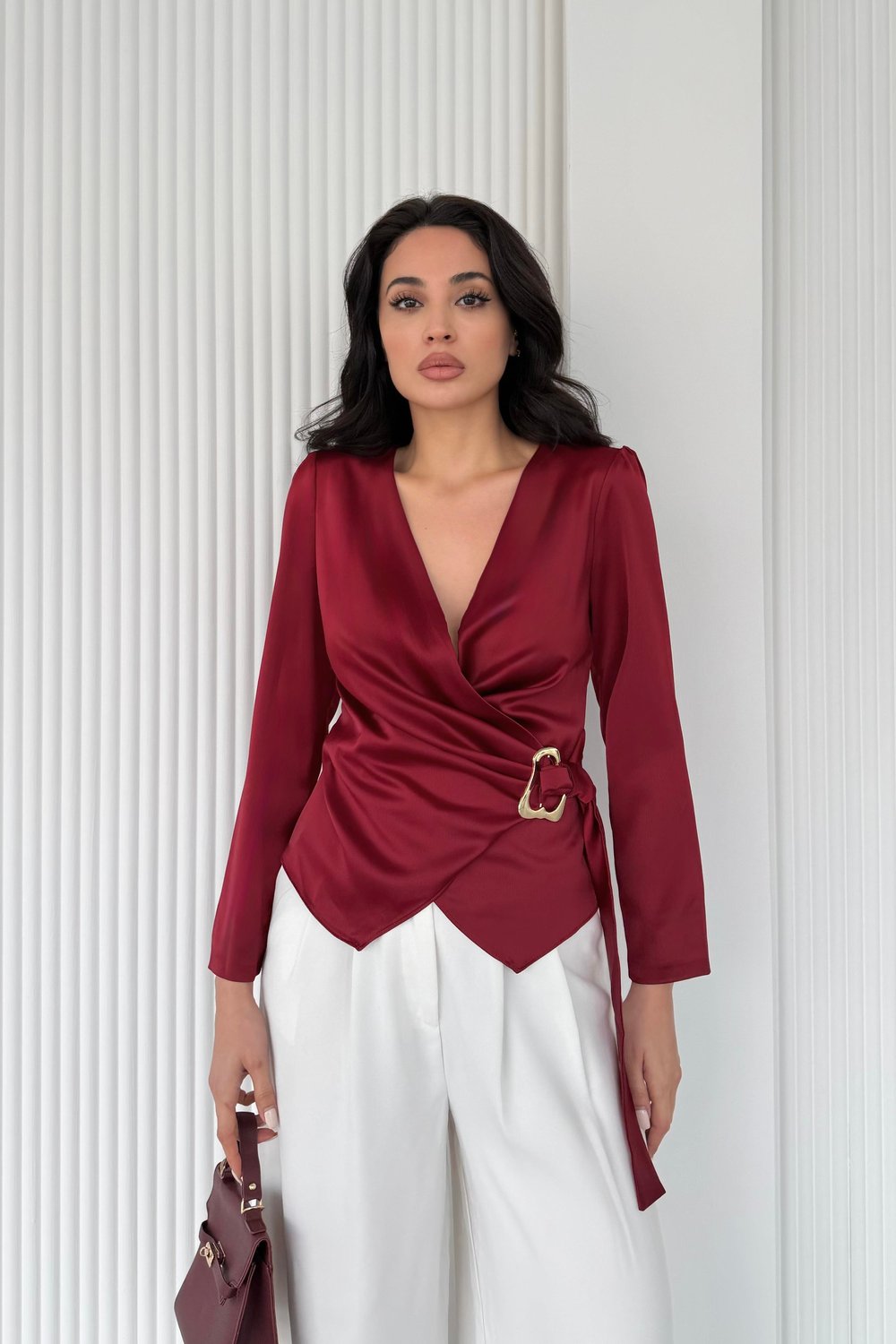 Bordo Kruvaze Yaka Toka Detaylı Saten Bluz