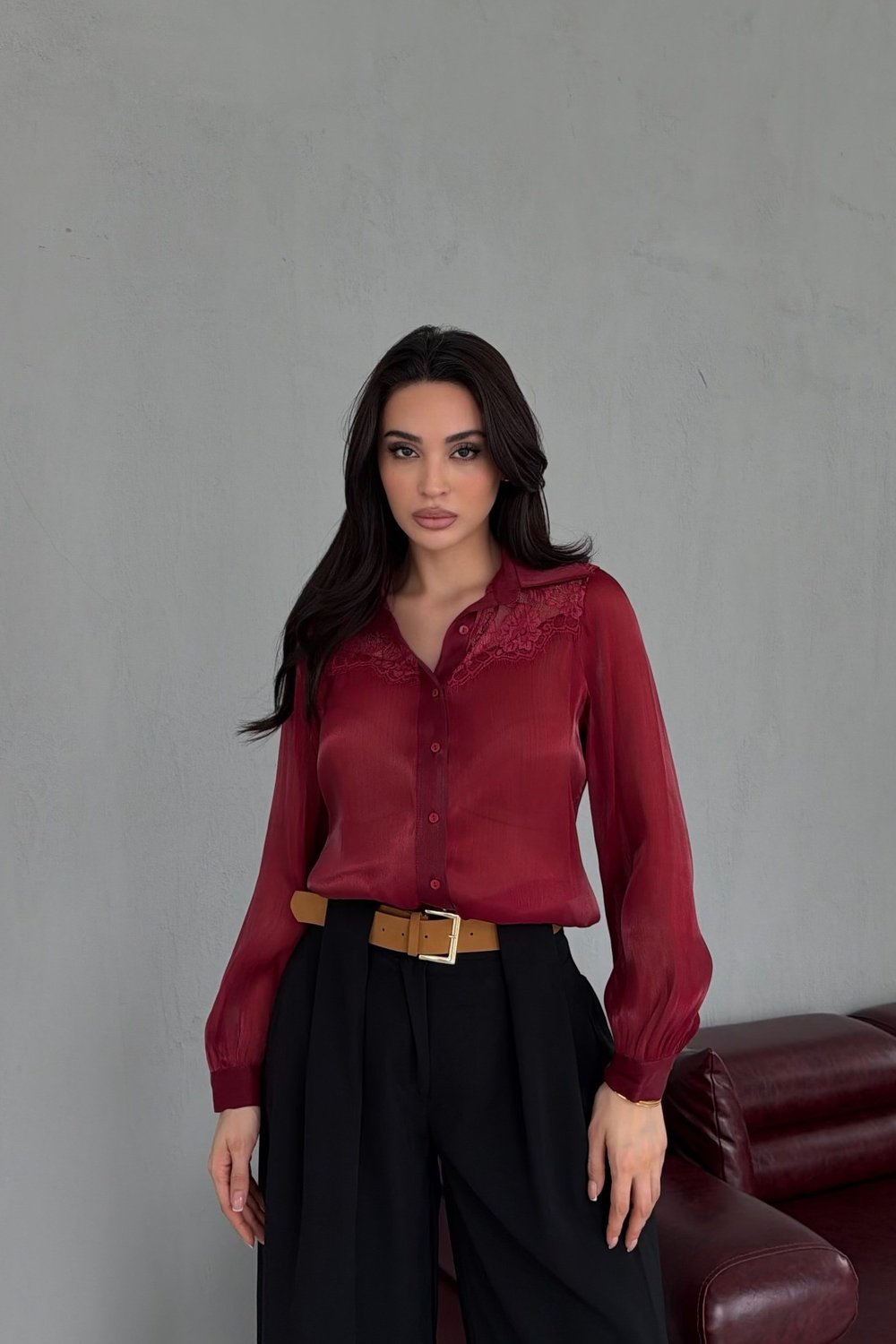 Bordo Omzu Dantel İşlemeli Parlak Şifon Gömlek