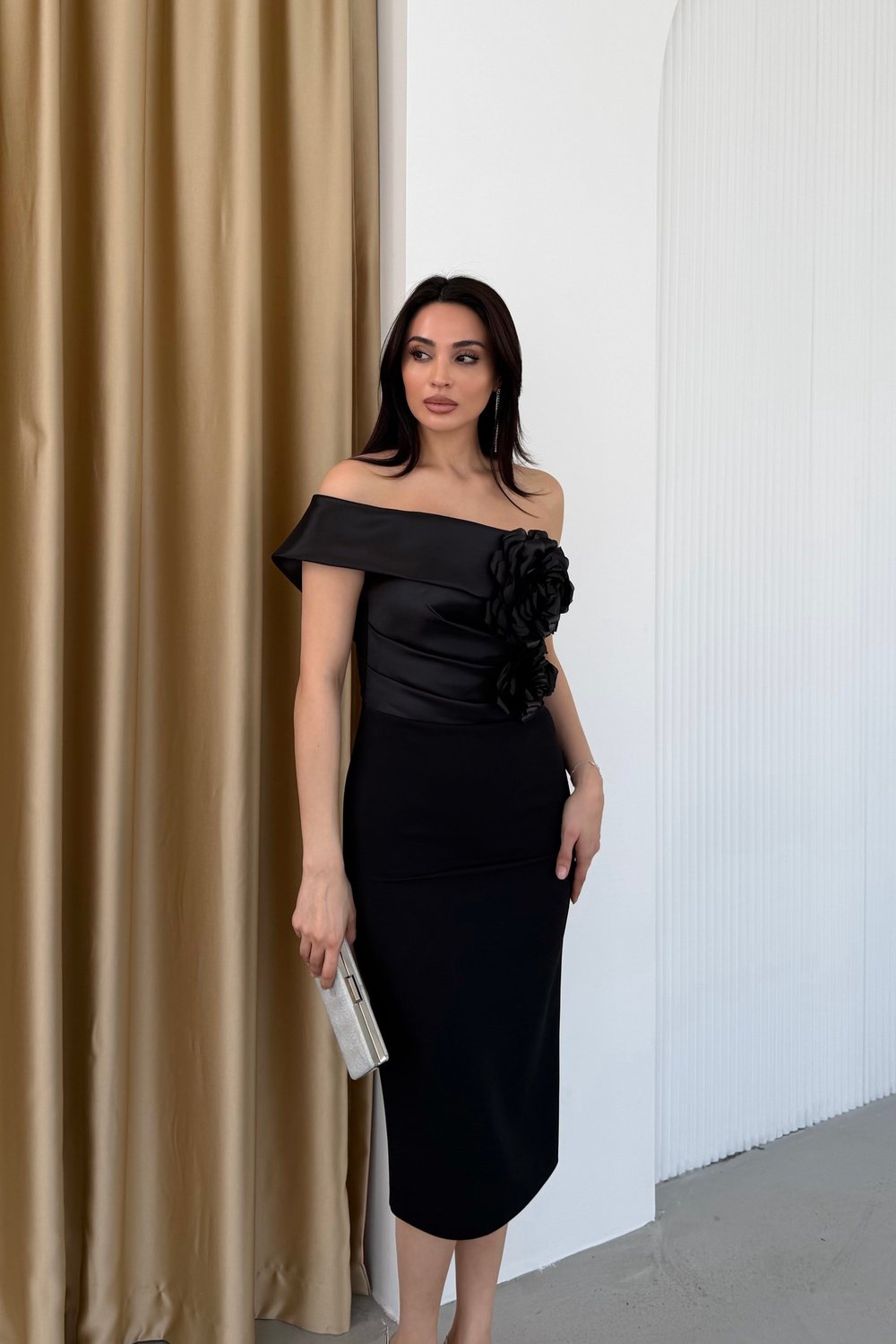 Siyah Asimerik Yaka Çiçek Detaylı Midi Abiye Elbise