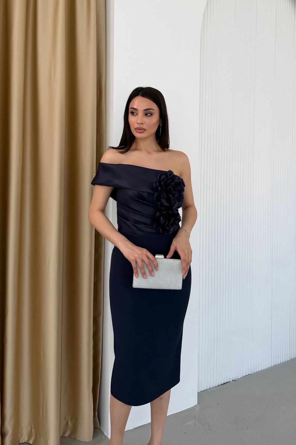 Lacivert Asimerik Yaka Çiçek Detaylı Midi Abiye Elbise