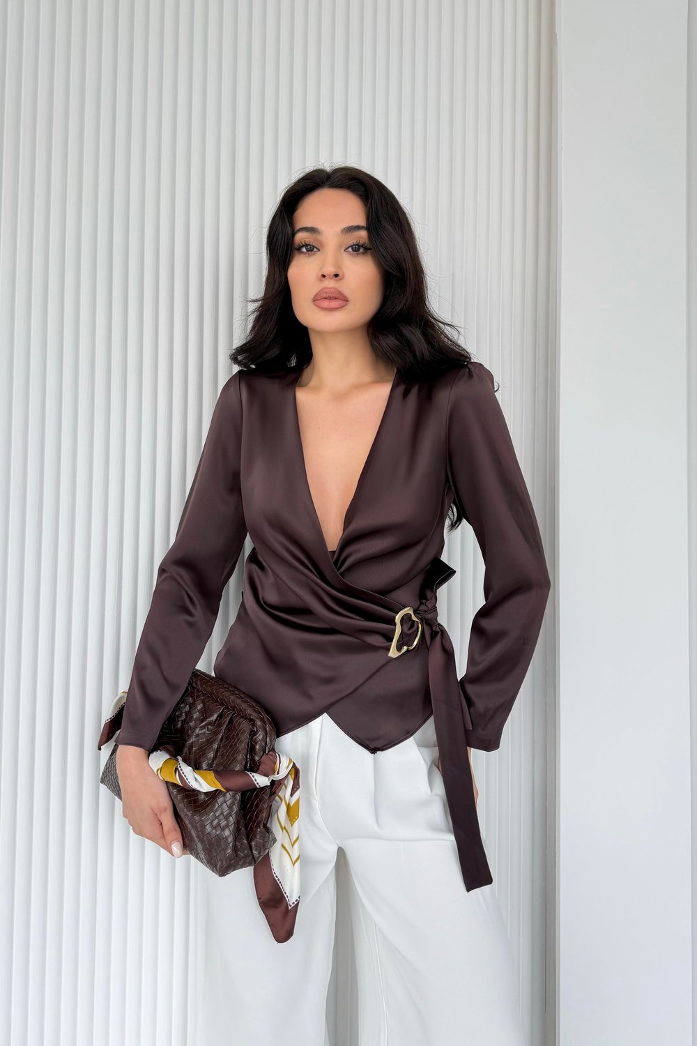 Kahve Kruvaze Yaka Toka Detaylı Saten Bluz