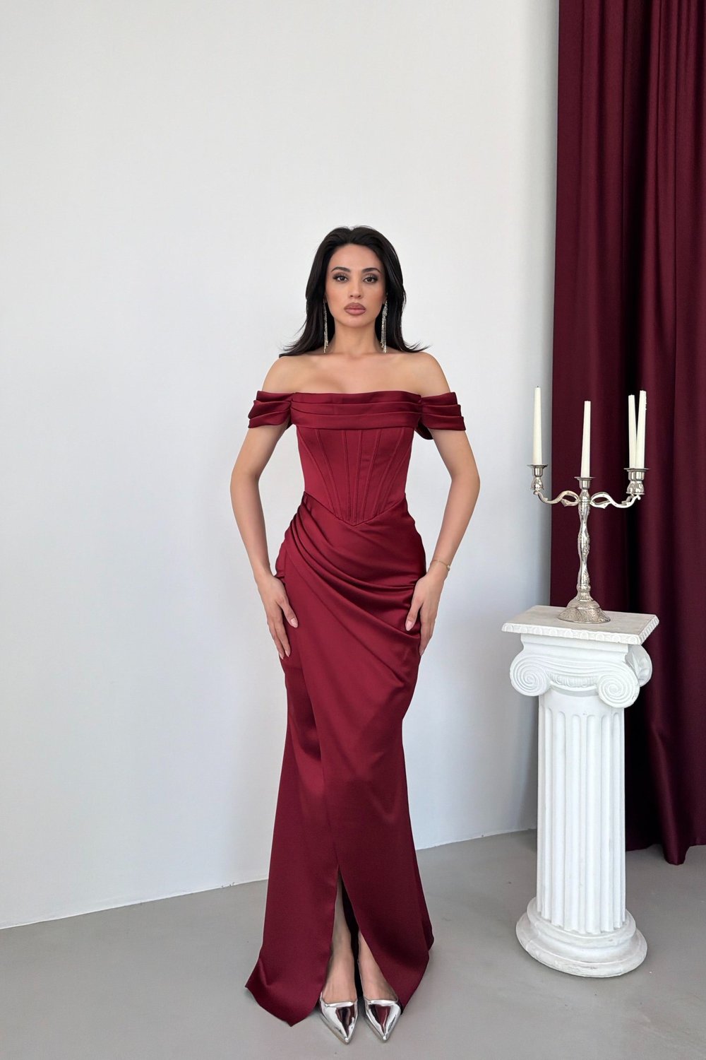 Bordo Kayık Yaka Yırtmaçlı Uzun Saten Abiye Elbise