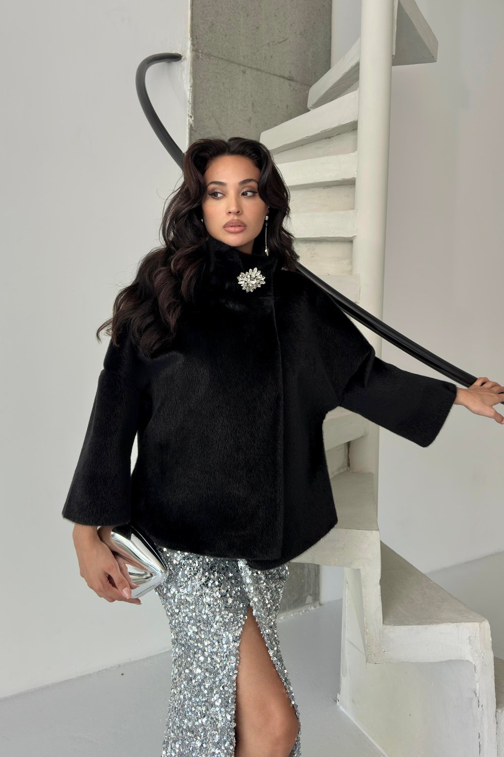 Siyah Yaka Broşlu Astarlı Tay Tüyü Ceket Bolero