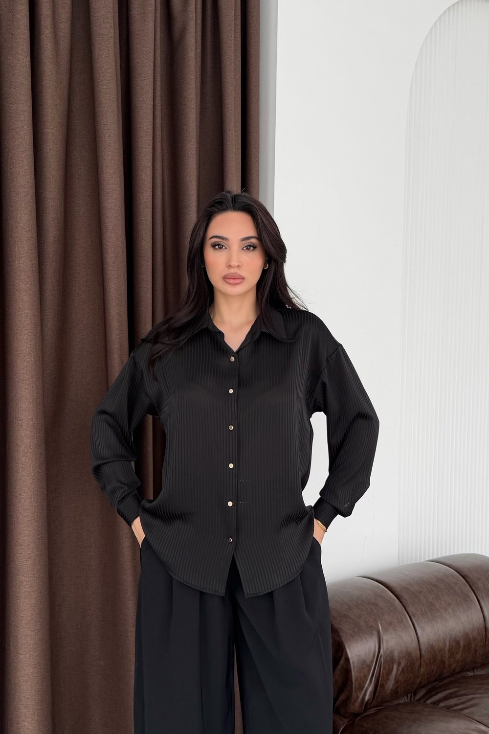 Siyah Gold Düğme Detaylı İnce Çizgili Saten Gömlek