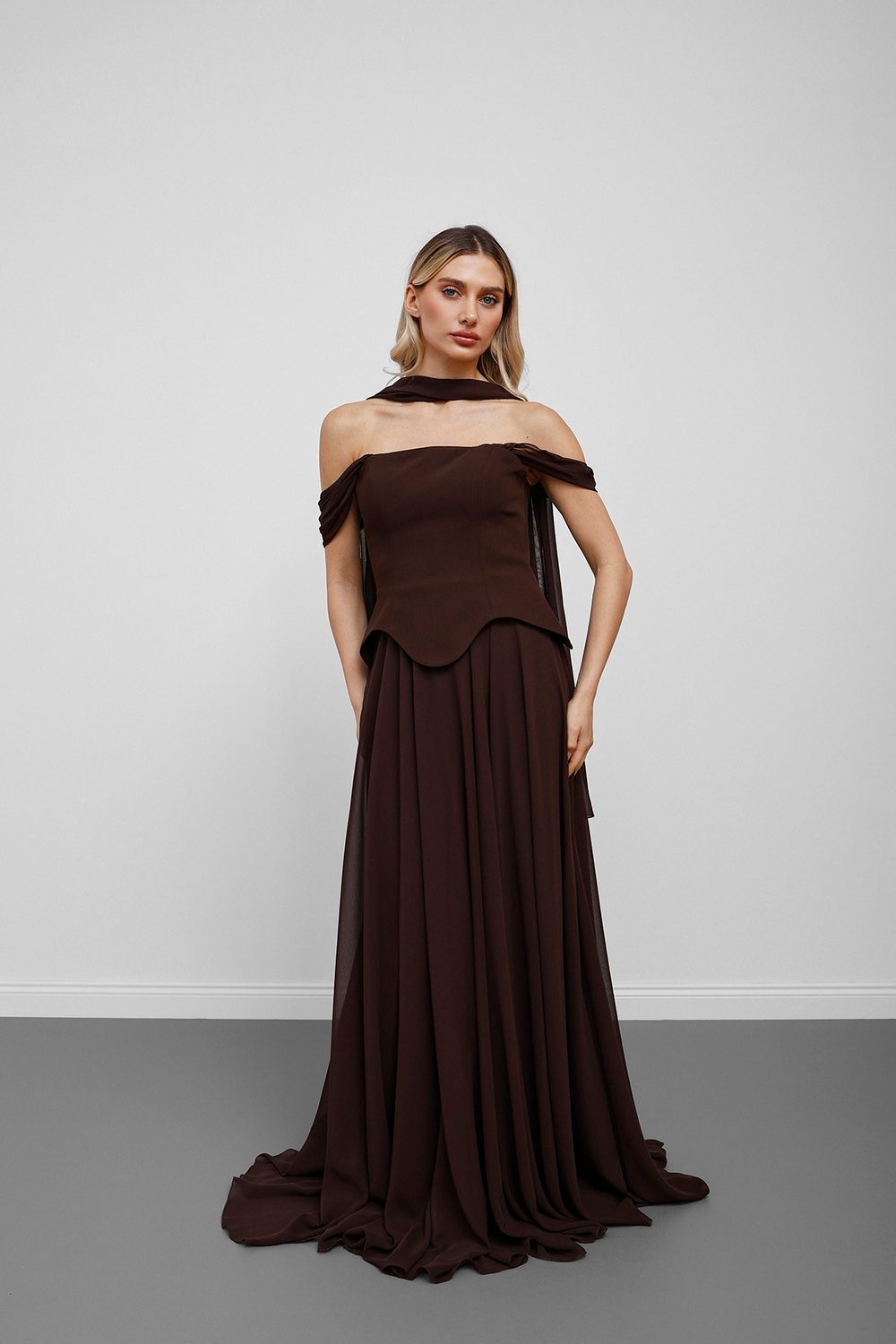 Kahverengi Düşük Omuz Peplum Kesim Fularlı Pileli Abiye Elbise