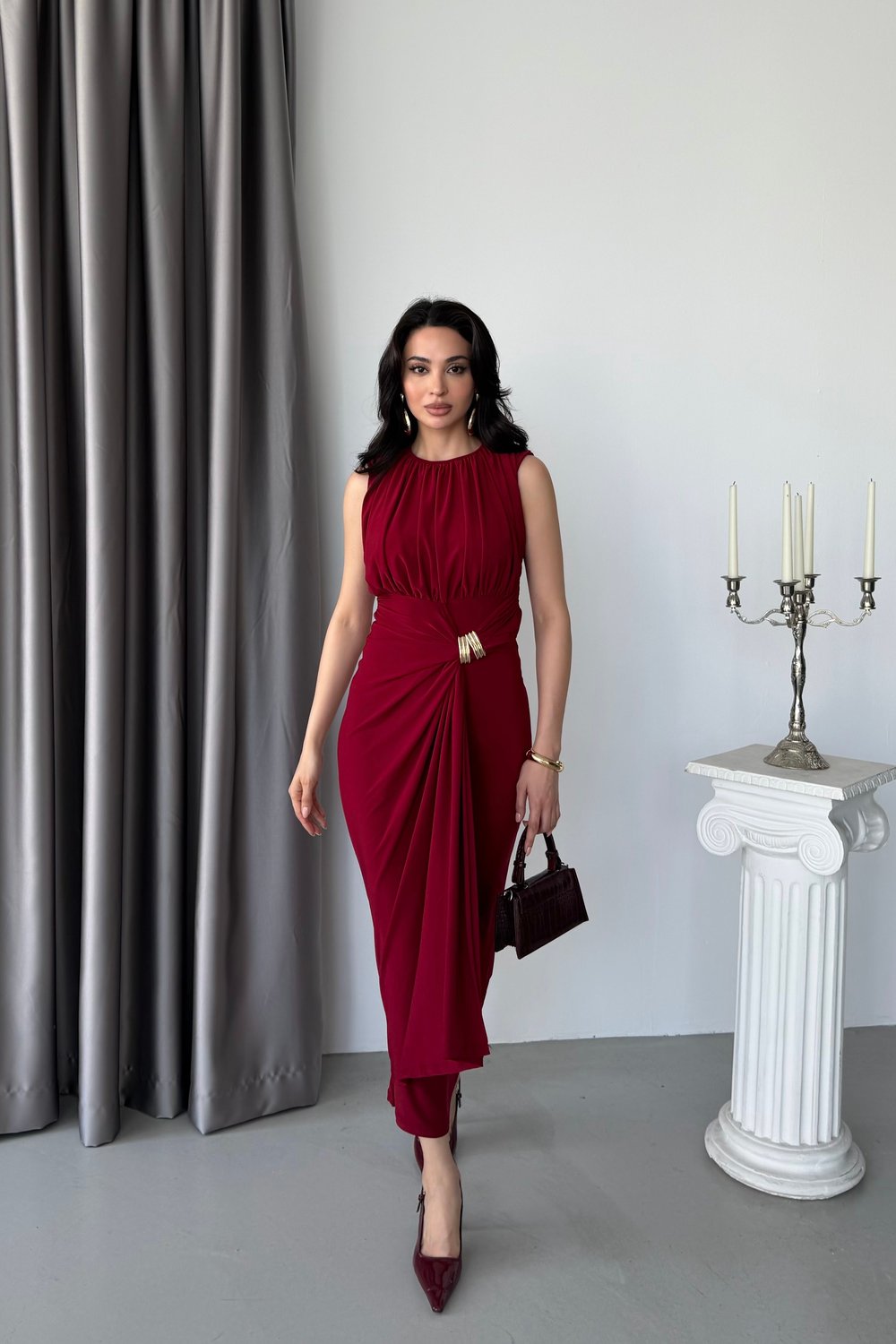 Bordo Büzgü Detaylı Aksesuarlı Midi Elbise