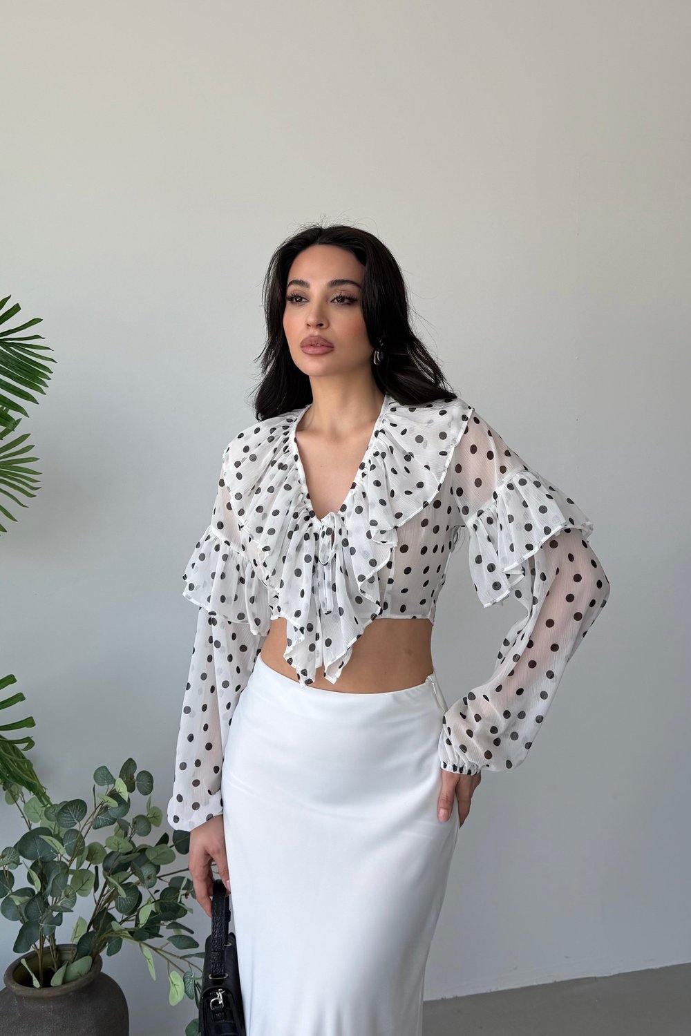 Beyaz Puantiyeli Önü Bağlamalı Şifon Crop Bluz