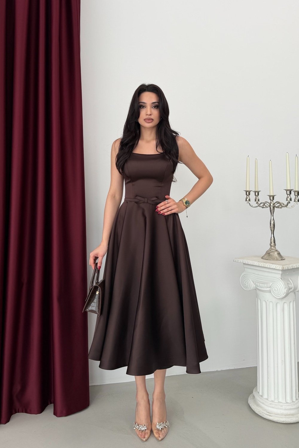 Kahverengi Kare Yaka Askılı Kemerli Saten Midi Abiye Elbise