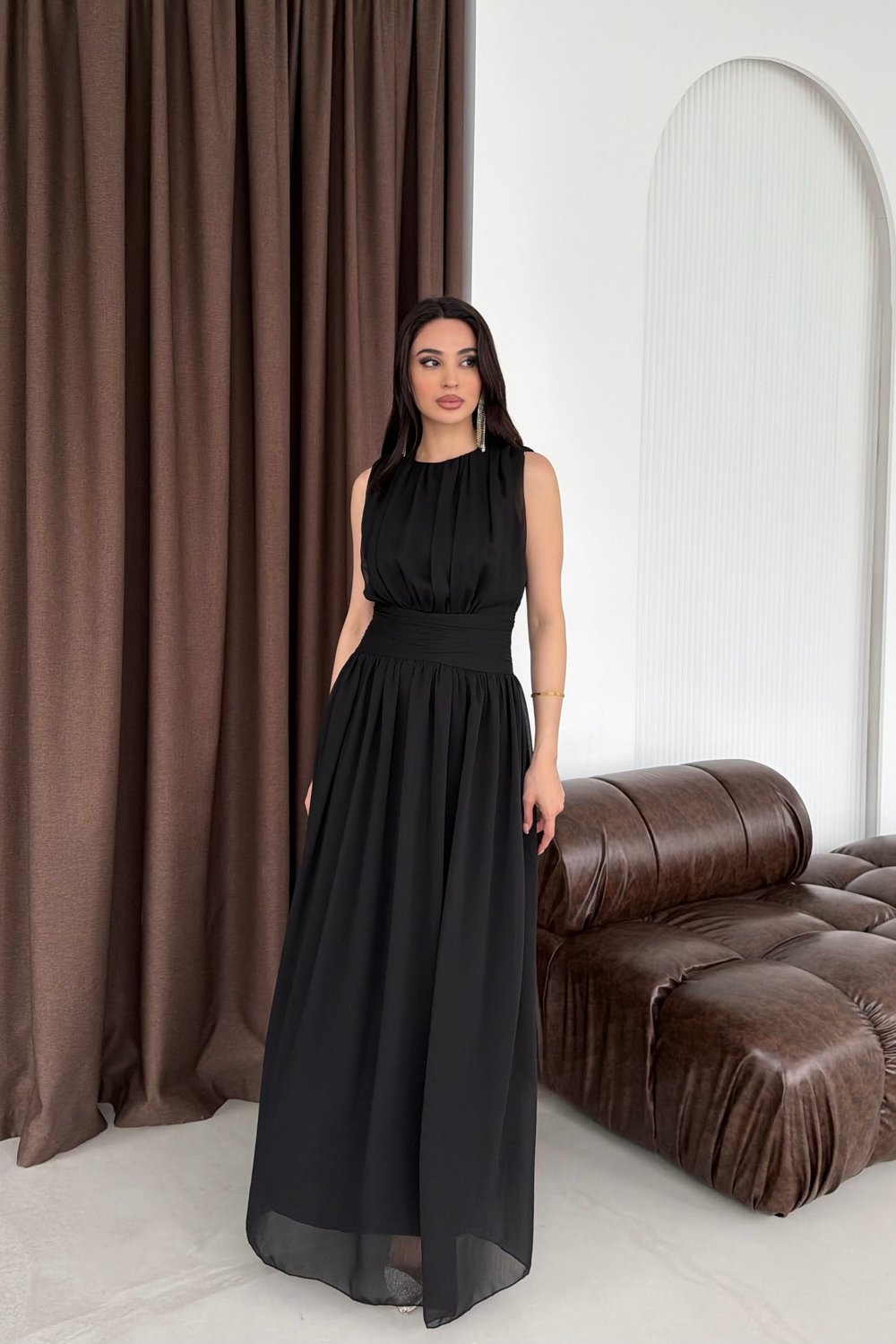 Siyah Kuşaklı Pliseli Bisiklet Yaka Maxi Şifon Elbise