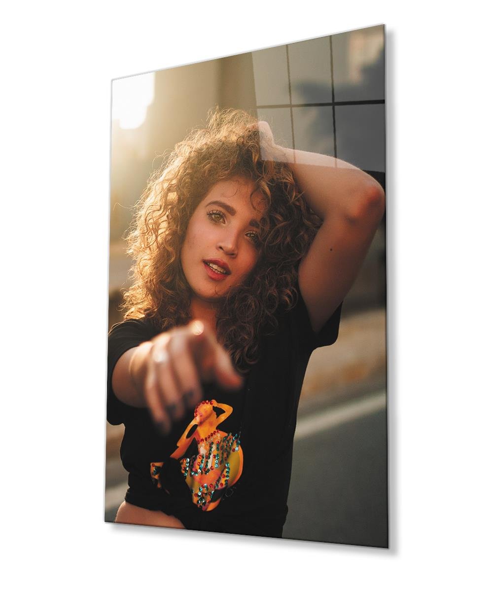 Kıvırcık Kadınlar Cam Tablo  4mm Dayanıklı Temperli Cam Curly Woman Glass Wall Art