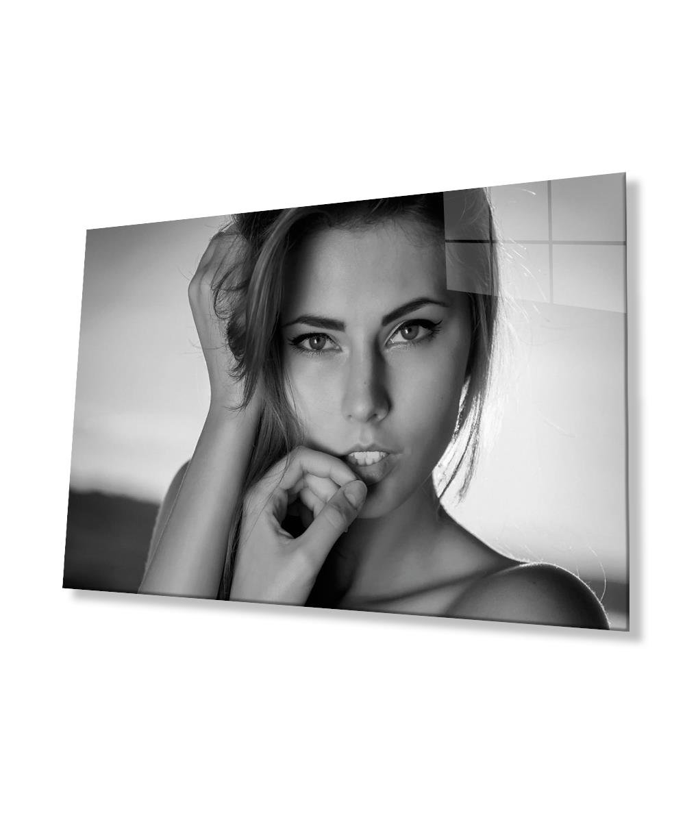 Siyah Beyaz İnsan Fotoğrafları Kadın Cam Tablo  4mm Dayanıklı Temperli Cam Black and White People Photos Woman Glass Wall Art