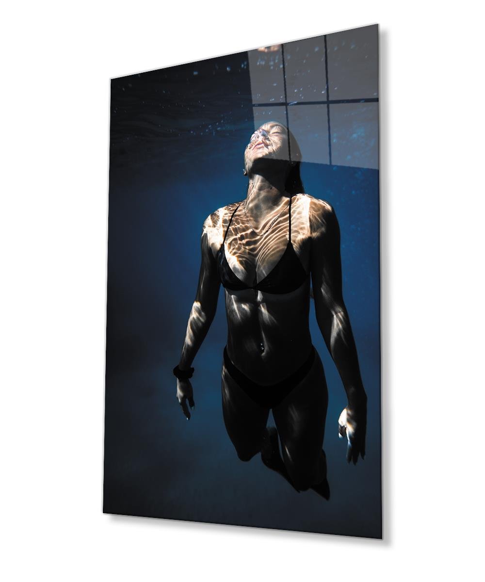 Su Altında Yüzen Bikinili Kadın Cam Tablo  4mm Dayanıklı Temperli Cam, Woman In Bikini Floating Under Water Glass Wall Art