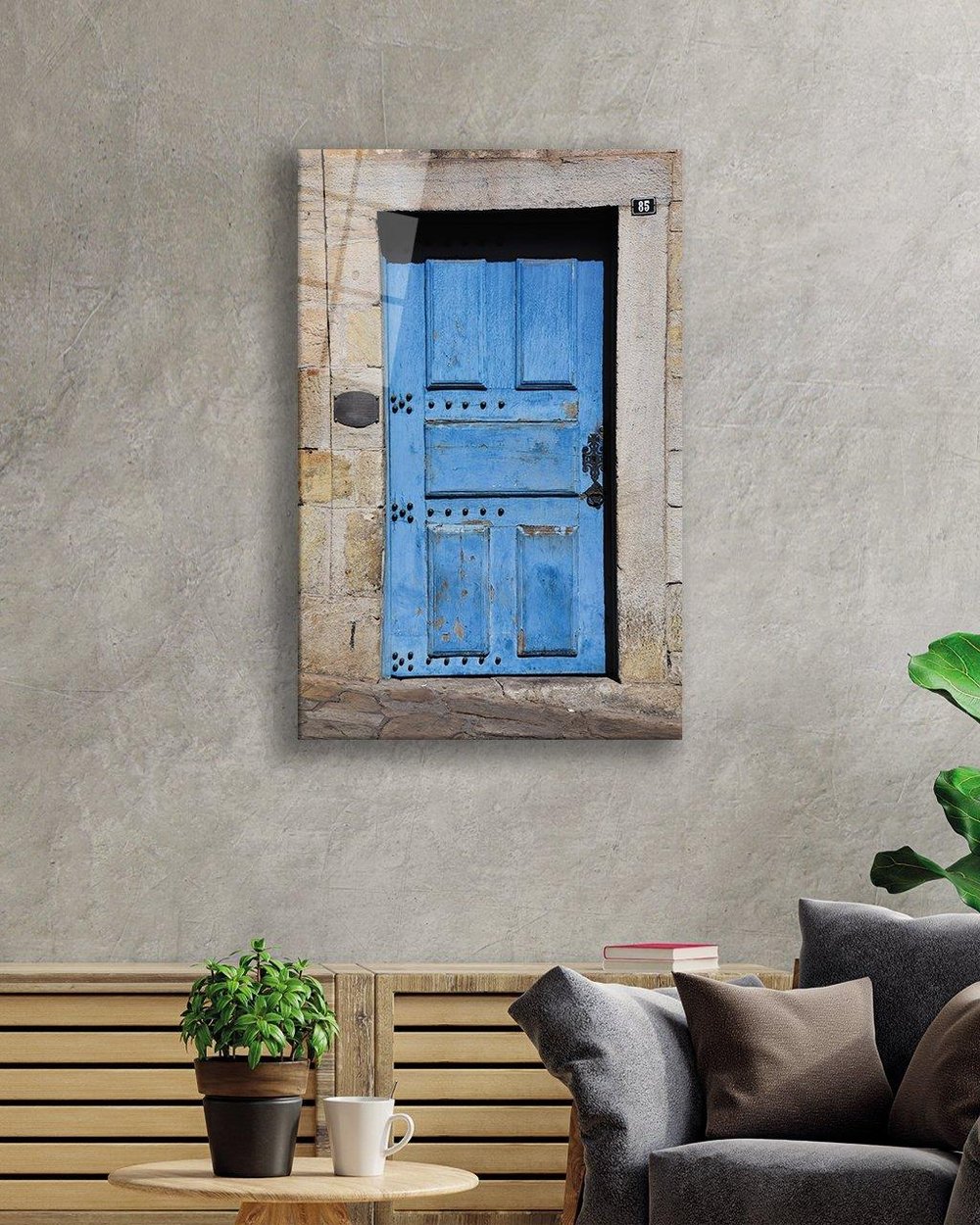 Taş Duvarlar ve Mavi Ahşap Kapı Dikey Cam Tablo  4mm Dayanıklı Temperli Cam 4mm Durable Tempered Glass for Vertical Glass Table with Stone Walls and Blue Wooden Door