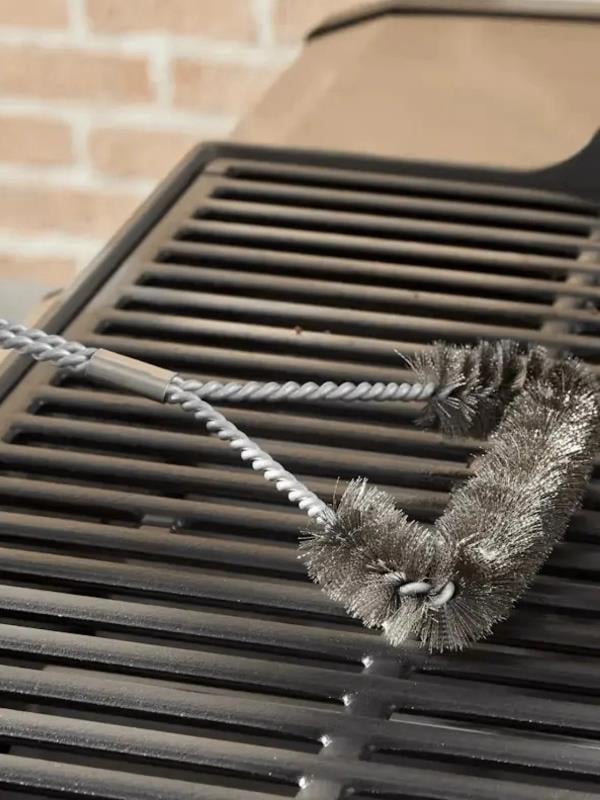 Weber 6278 18″ Three‑Sided Bamboo Grill Brush – 18 inç (≈45 cm) Bambu Saplı Üç Yüzlü Izgara Fırçası (Paslanmaz Çelik Kıllar; Sıcak Temizlik)