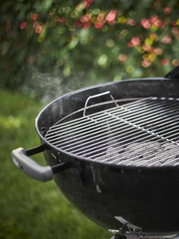 Weber Classic Kettle 57 cm – Parlak Siyah Emaye Çift Emayeli Kazan | One-Touch™ Temizlik | Zamansız Kettle Tasarımı