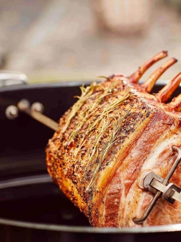 Weber Rotisserie 57 cm – Kettle Uyumlu (Kod 7494) Paslanmaz Şiş & Çatal | Emayeli Yükseltme Halkası | 220 V Sessiz Motor