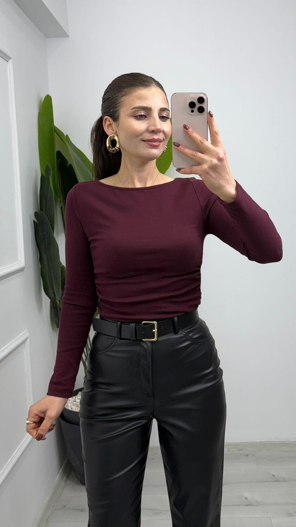 31401 Yan Büzgülü Kayık Yaka Bluz Bordo