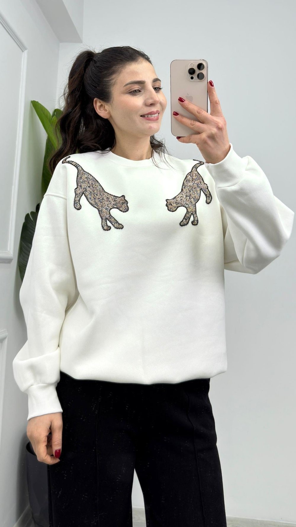 5757-Leopar Boncuk İşlemeli Sweatshırt Beyaz