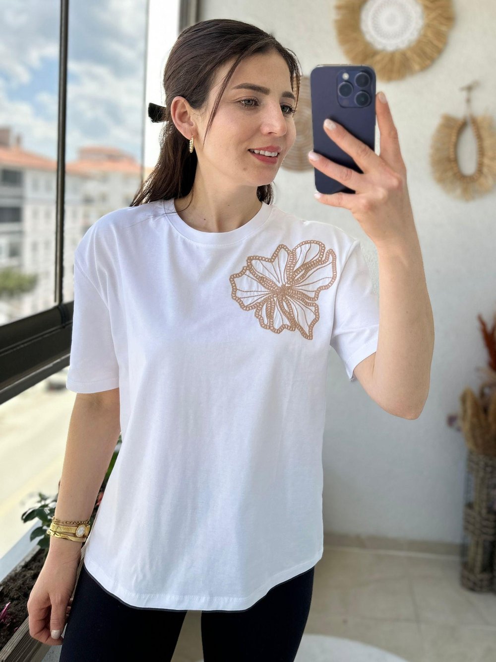 ÇİÇEK NAKIŞLI PAMUKLU TİŞÖRT