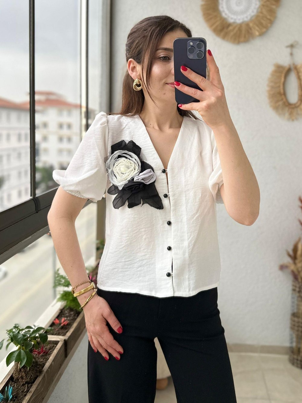 İNCİ VE GÜL İŞLEME DETAYLI KISA GÖMLEK