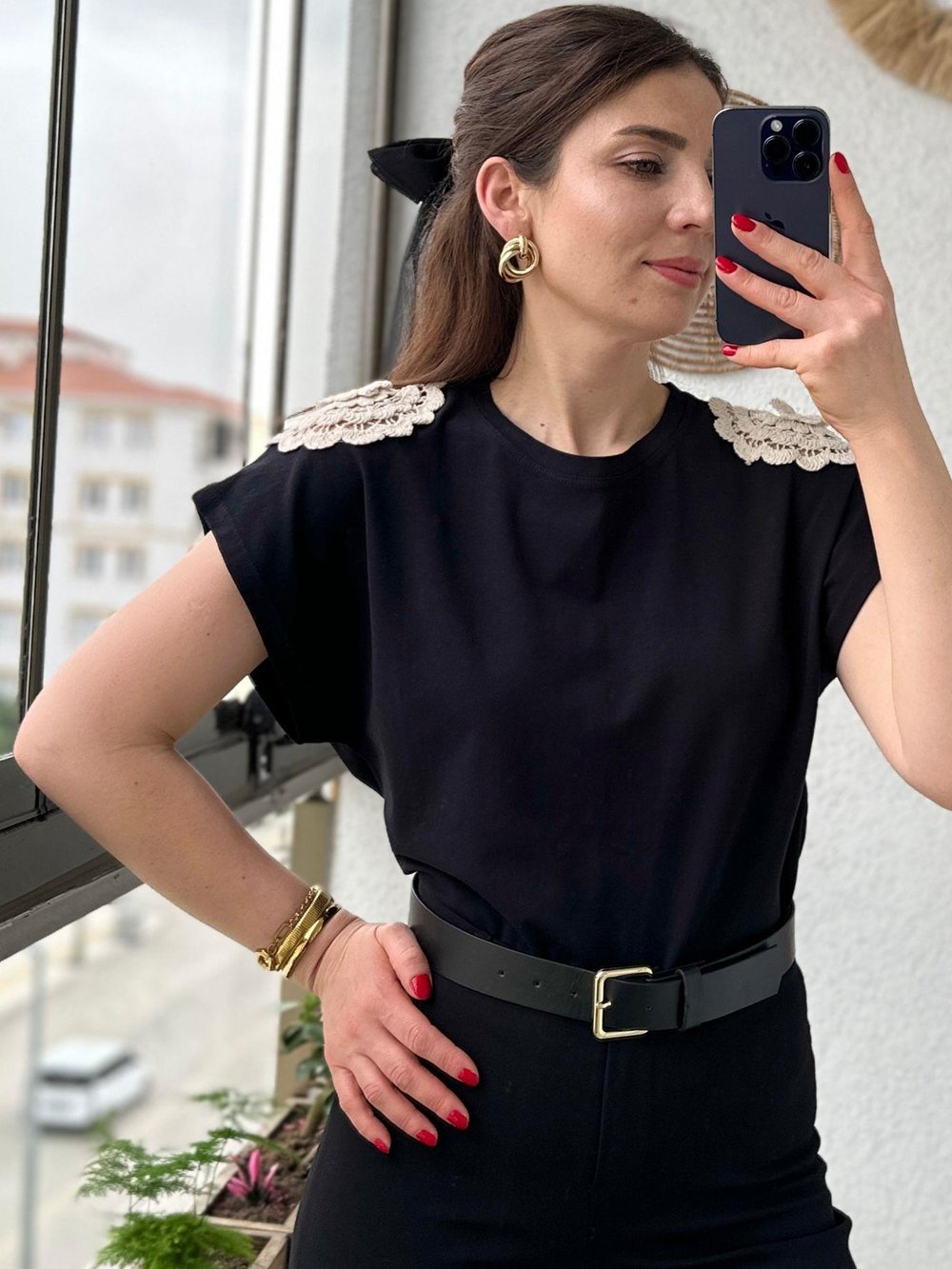 OMUZLARI KETEN İŞLEMELİ BLUZ