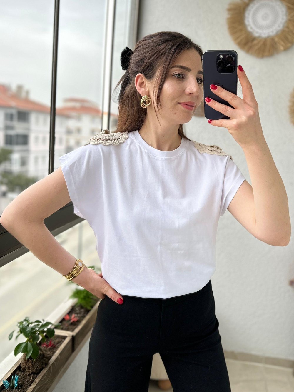 OMUZLARI KETEN İŞLEMELİ BLUZ